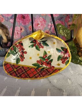 DECOUPAGE CLAM SHELL DECOUPAGE CHRISTMAS HOLLY ON A CLAM SHELL TRINKET DISH